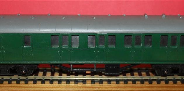 Triang R222 9" Suburban Brake 3rd Coach BR Southern Green