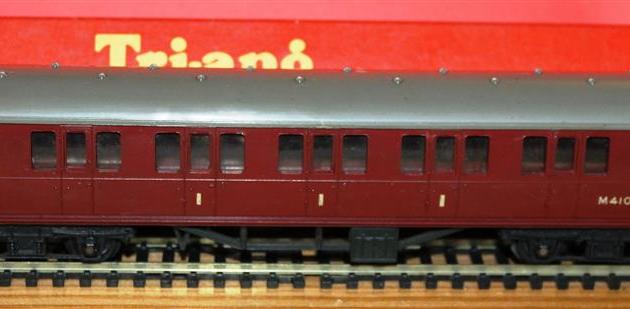 Triang R121 9" Suburban Composite Coach Maroon