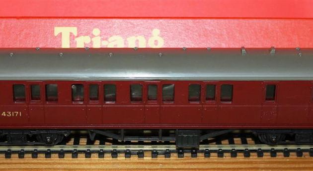 Triang R120 9" Suburban Brake 2nd Coach Maroon