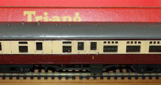 Triang R28 Brake 3rd Coach Blood and Custard