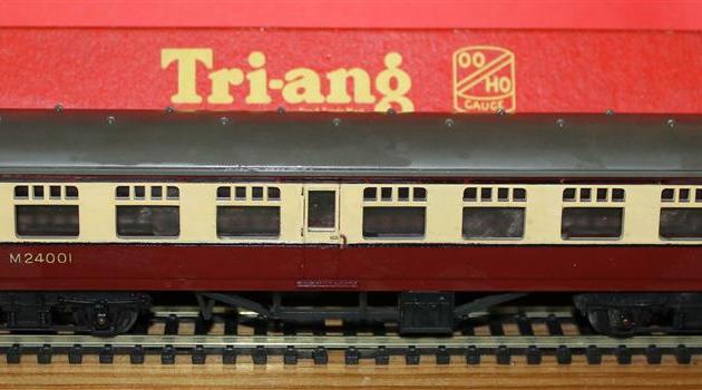 Triang R29 Composite Coach Blood and Custard