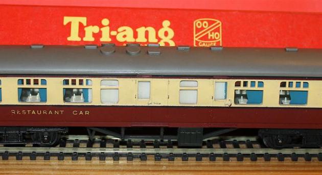 Triang R224 Restaurant Coach Blood and Custard