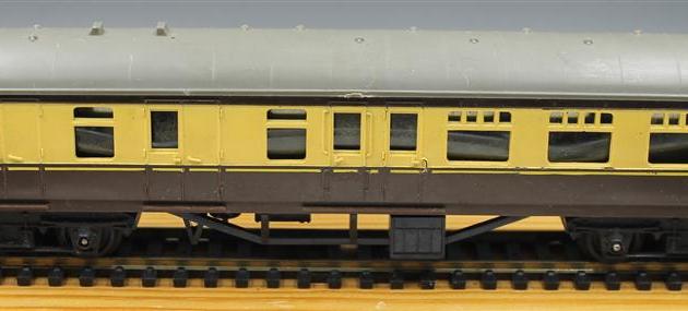 Triang R329 Brake 2nd Coach Chocolate and Cream