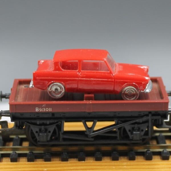 Tri-ang Hornby R17C Flat Wagon with Minix Car load