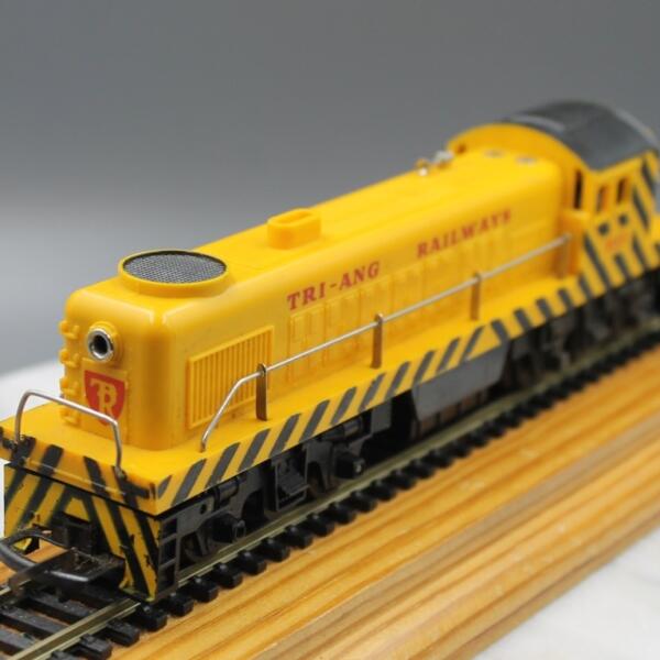 Tri-ang R155 Diesel Switcher - Yellow + Red
