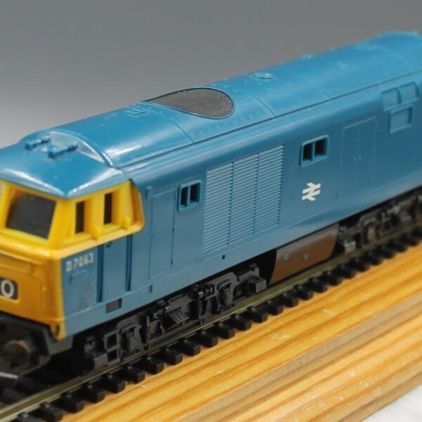 Triang Hornby R758 Class 35 Hymek Loco Blue