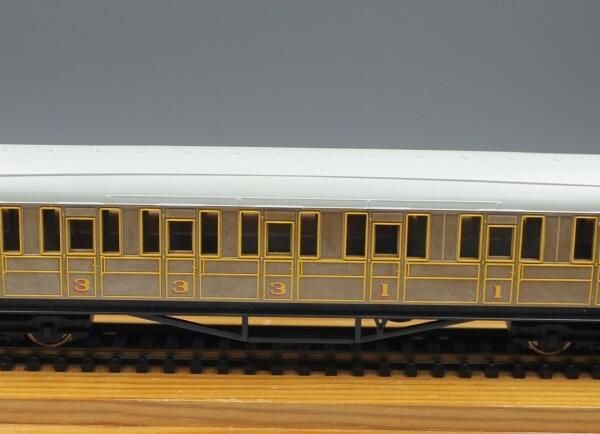 Hornby R4062B LNER Composite Coach - Teak
