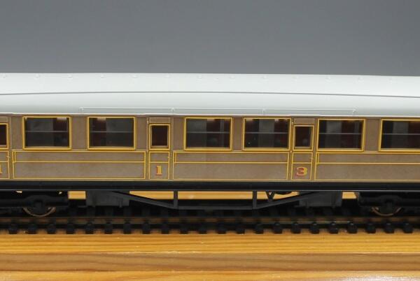 Hornby R4062B LNER Composite Coach - Teak