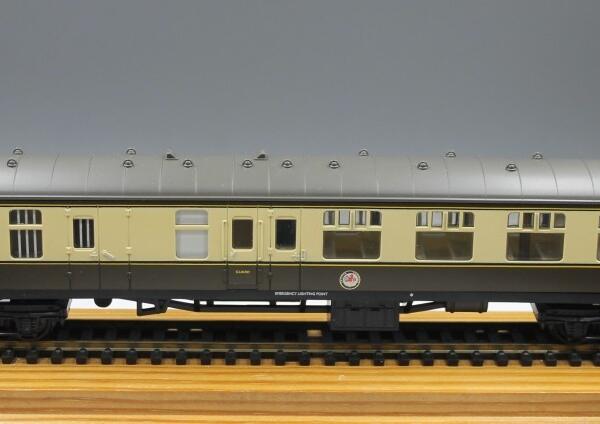 Hornby R437 BR Mk1 Brake 3rd Coach - Chocolate and Cream