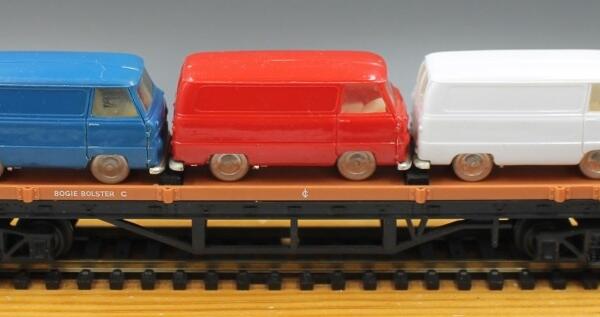 Triang Hornby R563 Bogie Bolster with 3 Ford Vans