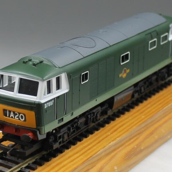 Hornby R335 Class 35 Hymek Loco Two Tone Green