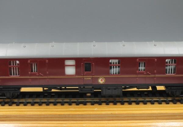 Triang R425 Mk1 Full parcels Brake Coach Maroon