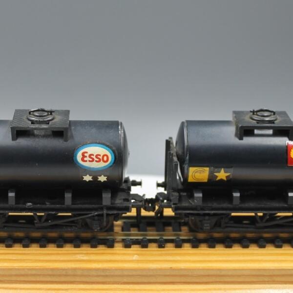 Trix 2 x Tank Wagons Esso and Shell / BP