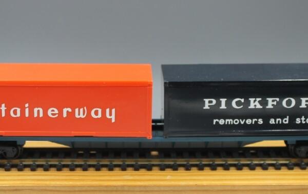 R634 Triang Hornby Container Wagon 2 x 30' containers. Pickford / Containerway
