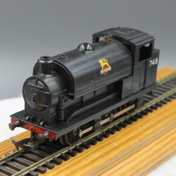 Tri-ang R153 0-6-0ST Saddle Tank with Box and Packing Inserts