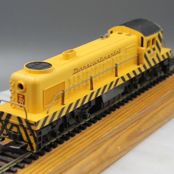 Tri-ang R155 Diesel Switcher - Yellow + Red 'Transcontinental'