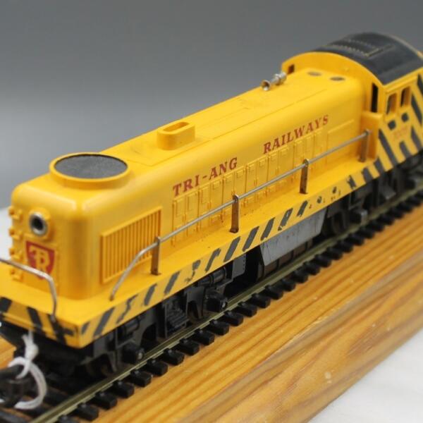 Tri-ang R155 Diesel Switcher - Yellow + Red