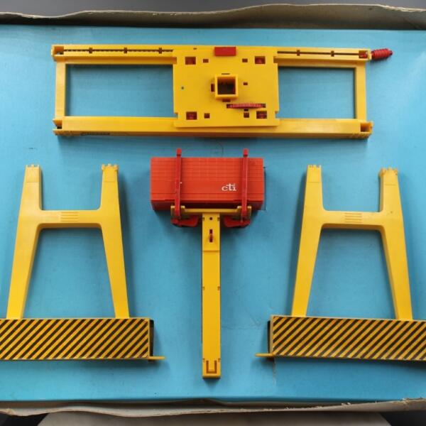 Triang Hornby R675 Freightliner Depot Crane and Container